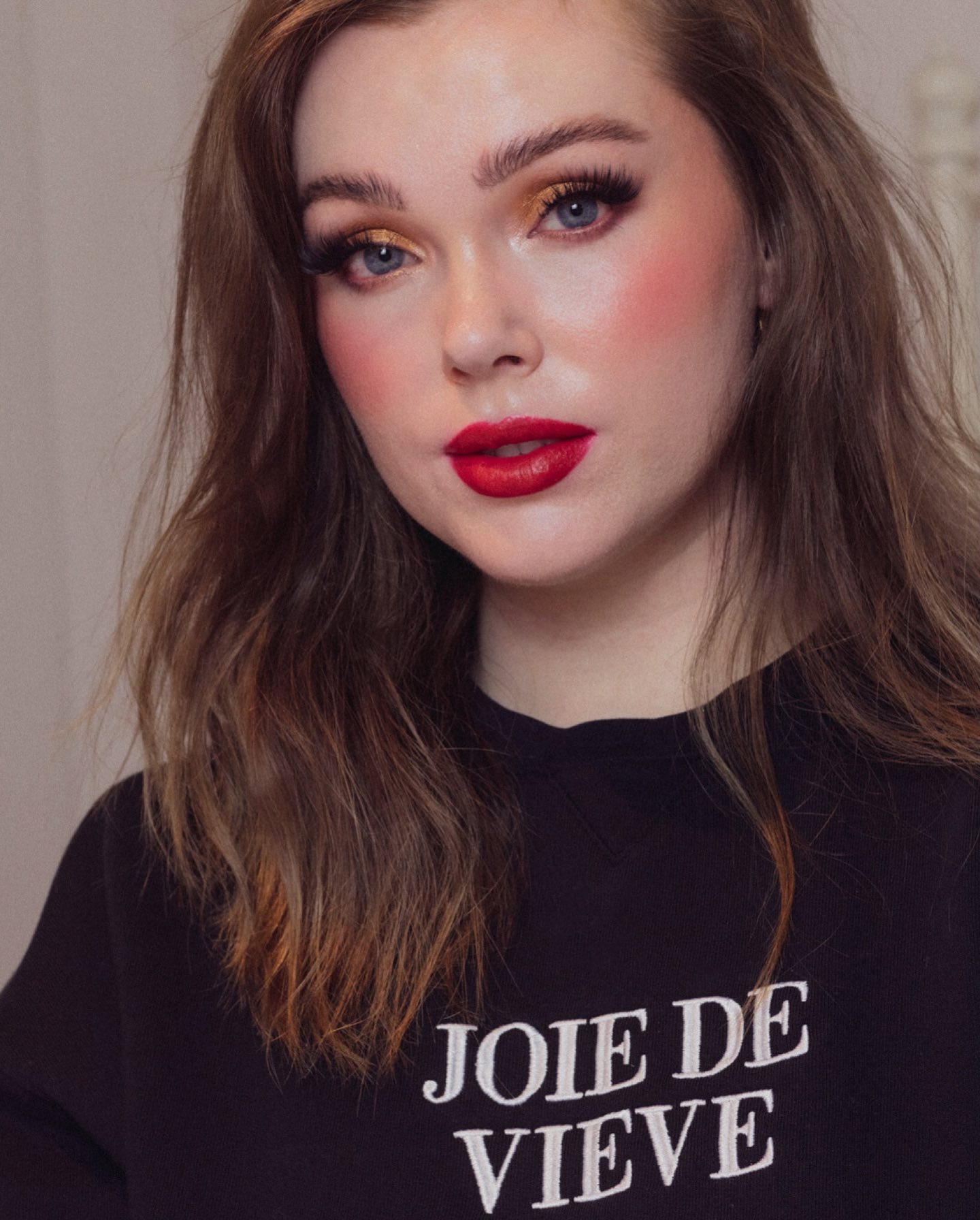 A full face of @vievemuse ✨

EYES:
- Eye Wand ‘Sand’
- The ‘Muse’ Palette
- Half Lash ‘HL2 Intense’

FACE:
- Modern Bronzer ‘Light’
- Sunset Blush ‘Sorbet’
- Skin Dew Liquid Highlighter

LIPS:
- Modern Matte Lipstick ‘Muse’
- Modern Matte Lip Definer ‘Muse’
- Lip Dew (very tiny amount)

JUMPERS:
The jumpers (yes, I bought both the black and the grey paha) are beaut and I can’t wait for them to be for sale online for you all to get your hands on.  I’ll keep checking for you and let you know as soon as they’re available ✨

Does anyone else still have the OG I’m Tired and Tired Girl Club t-shirts from yeaaaars ago?! 

#VIEVEmuse #VIEVE

🏷🏷
#liketkit #LTKHoliday #LTKbeauty #LTKSeasonal @shop.ltk @ltk.europe