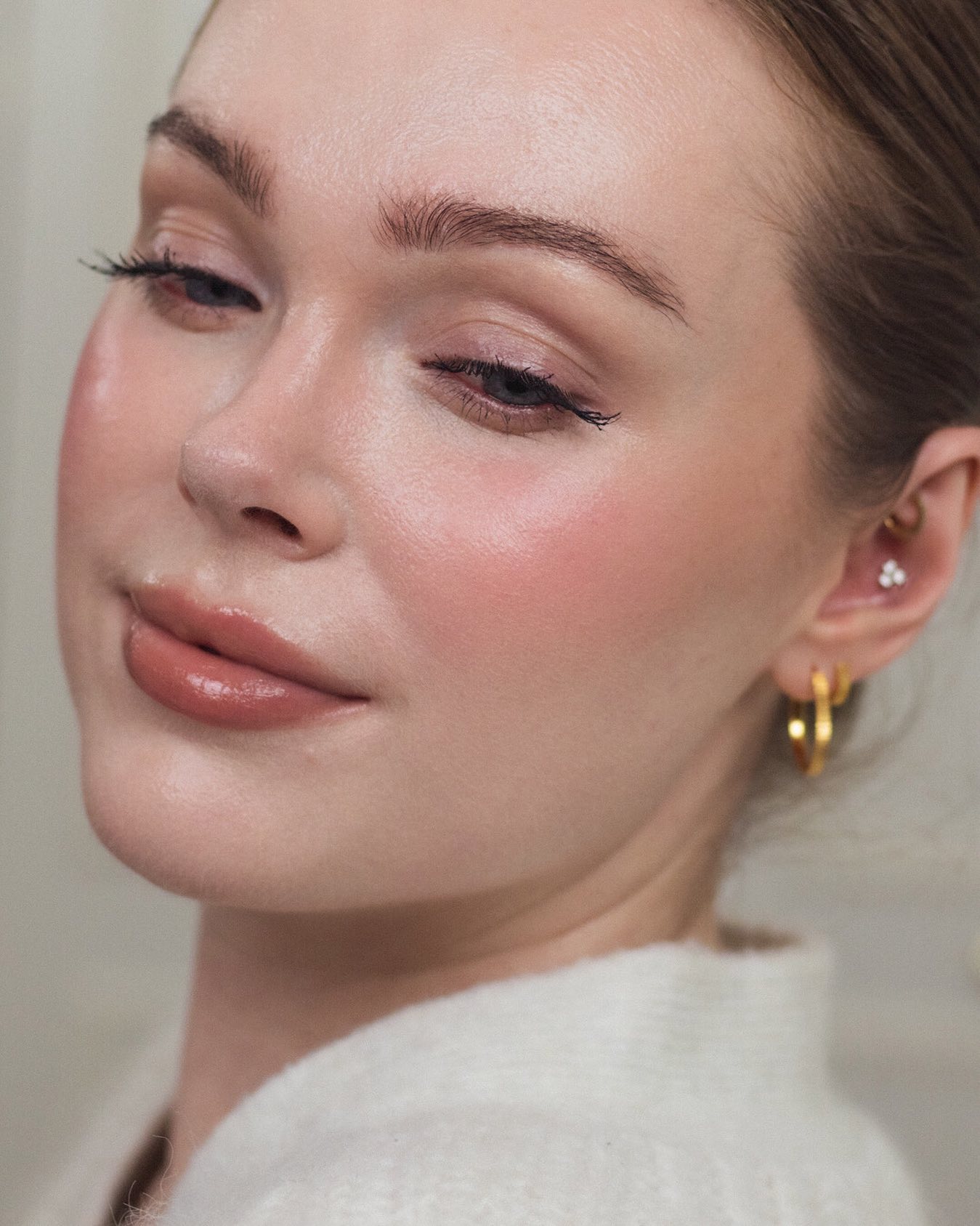 all about the blush 🤍 wearing all @pearlbeauty Multi Purpose Lip + Face Sticks* 

I’ve mixed Girl Next Door + Put Together on the apples of my cheeks and Real Depth further back and higher up for some definition as a bronzer. 

On my lips, I’ve mixed Real Depth and Put Together on top of some lip balm. 

Gotta love a versatile, multi purpose product ✨

#PearlBeauty #PearlBeauties #PearlinPerson @ellepearls